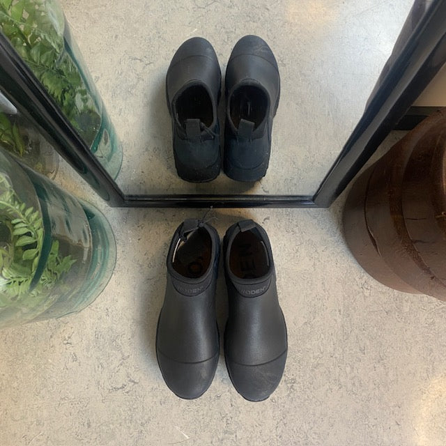 Kort sort gummistøvle fra Woden med svangstøtte og god stødabsorbering.