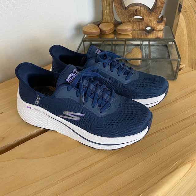 Navy Slip-ins fra Skechers med snørre og Max Cushion bund