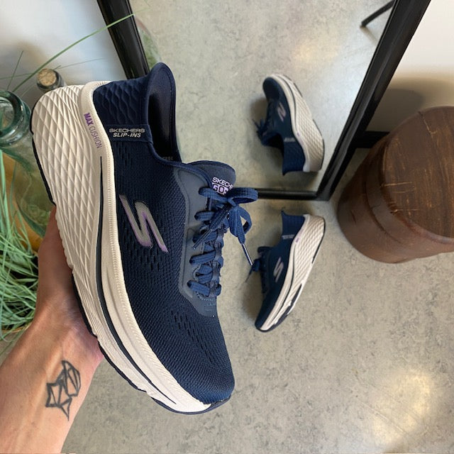 Navy Slip-ins fra Skechers med snørre og Max Cushion bund