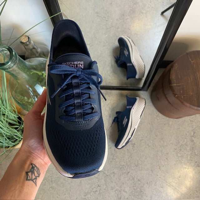Navy Slip-ins fra Skechers med snørre og Max Cushion bund