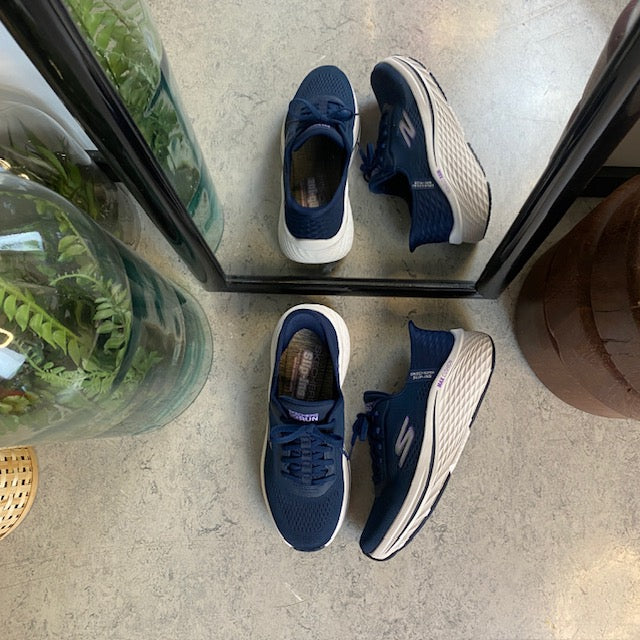Navy Slip-ins fra Skechers med snørre og Max Cushion bund