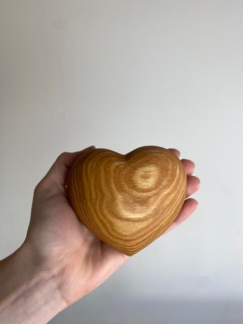Smukt og dekorativt hjerte i træ - perfekt som gave til en man holder af
