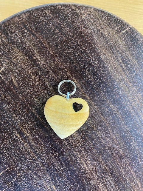 Hjertenøglering i træ med udskåret hjerte - unik gave med symbolsk betydning
