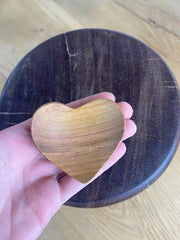 Dekorativ og funktionel hjerteformede træskål