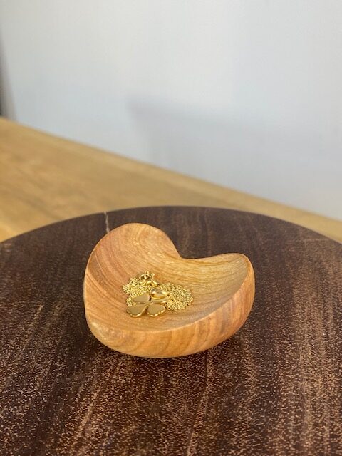 Dekorativ og funktionel hjerteformede træskål