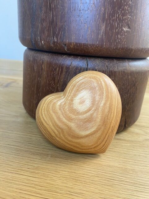 Smukt og dekorativt hjerte i træ - perfekt som gave til en man holder af