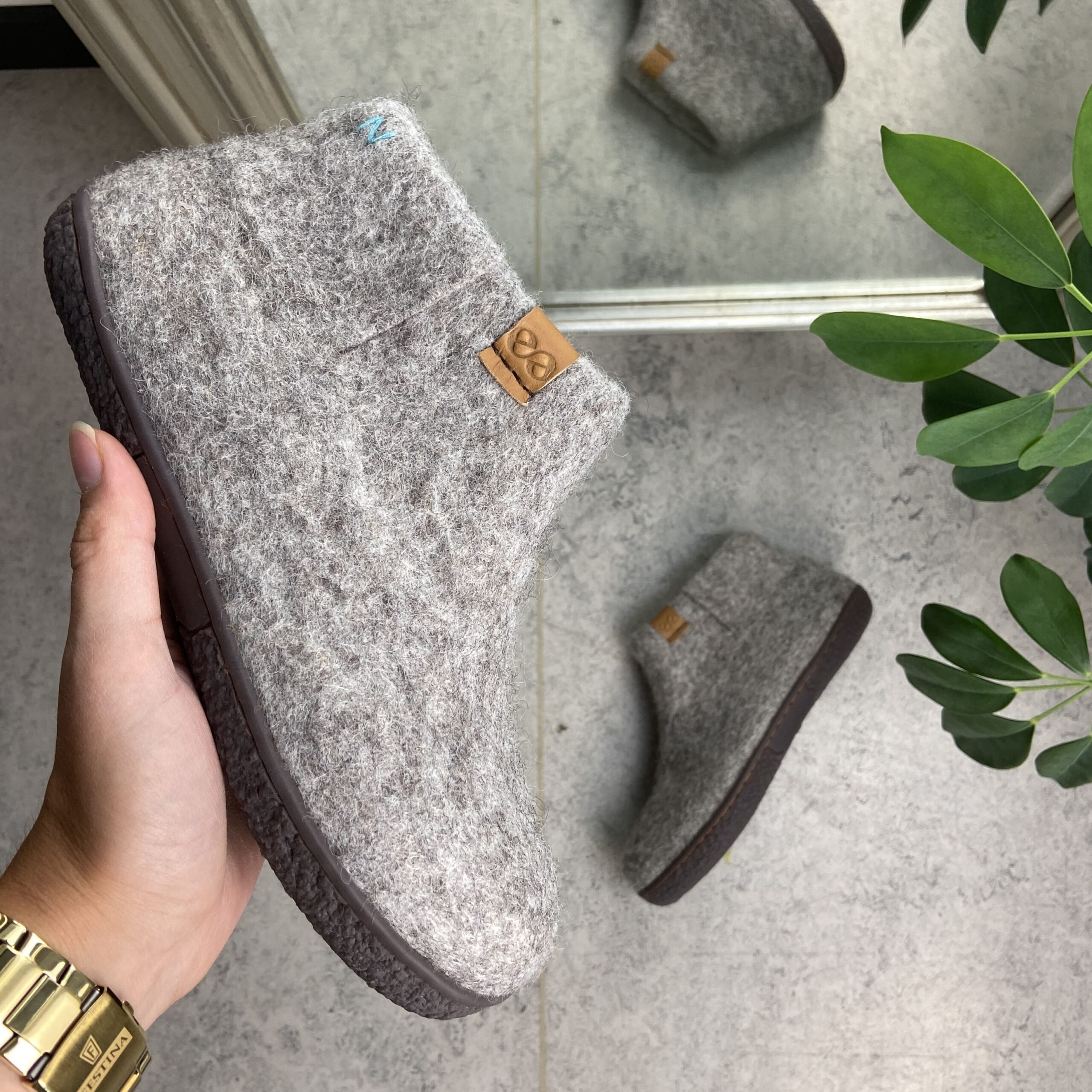 Høj lysegrå hjemmesko i uld med skridhæmmende såler fra Green Comfort