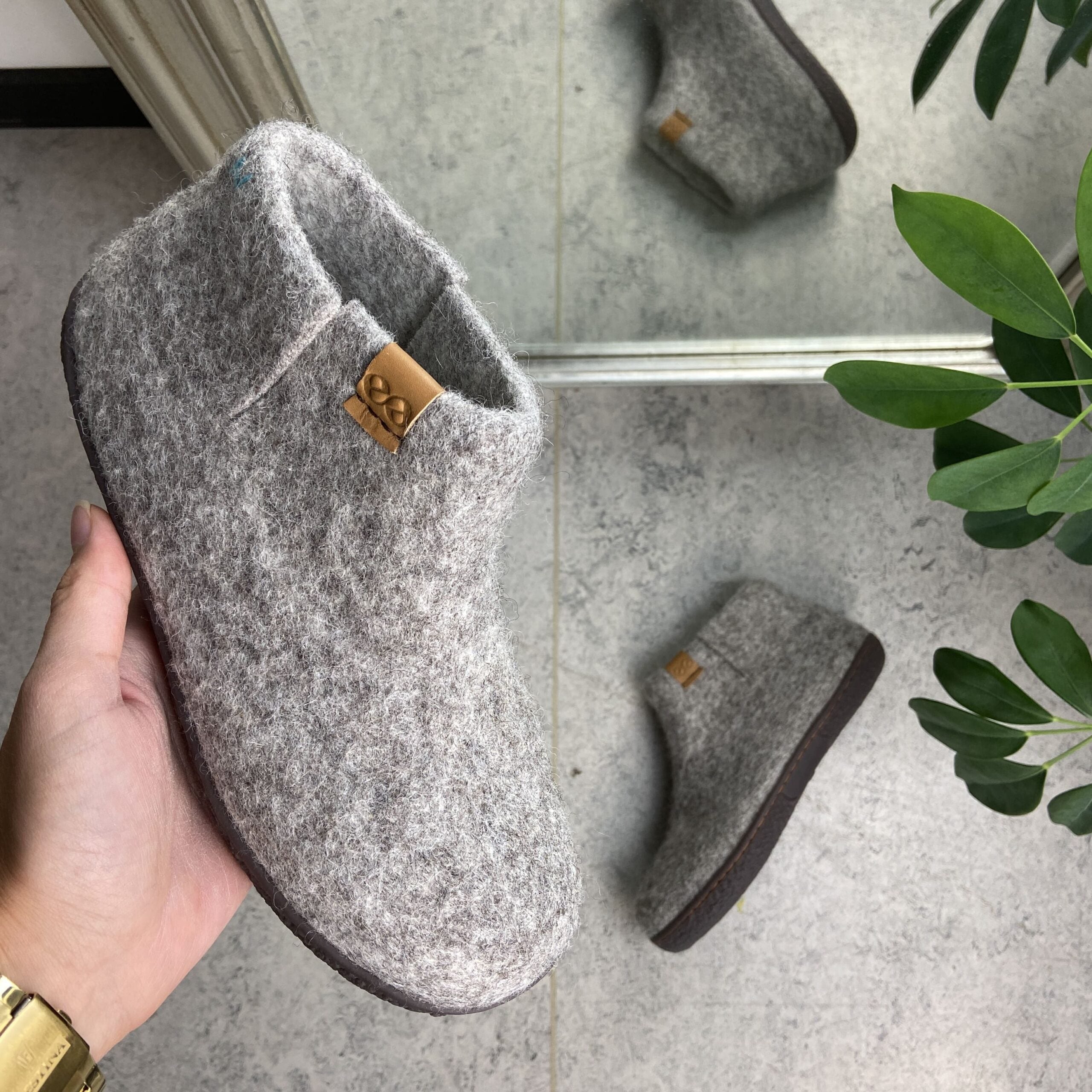 Høj lysegrå hjemmesko i uld med skridhæmmende såler fra Green Comfort