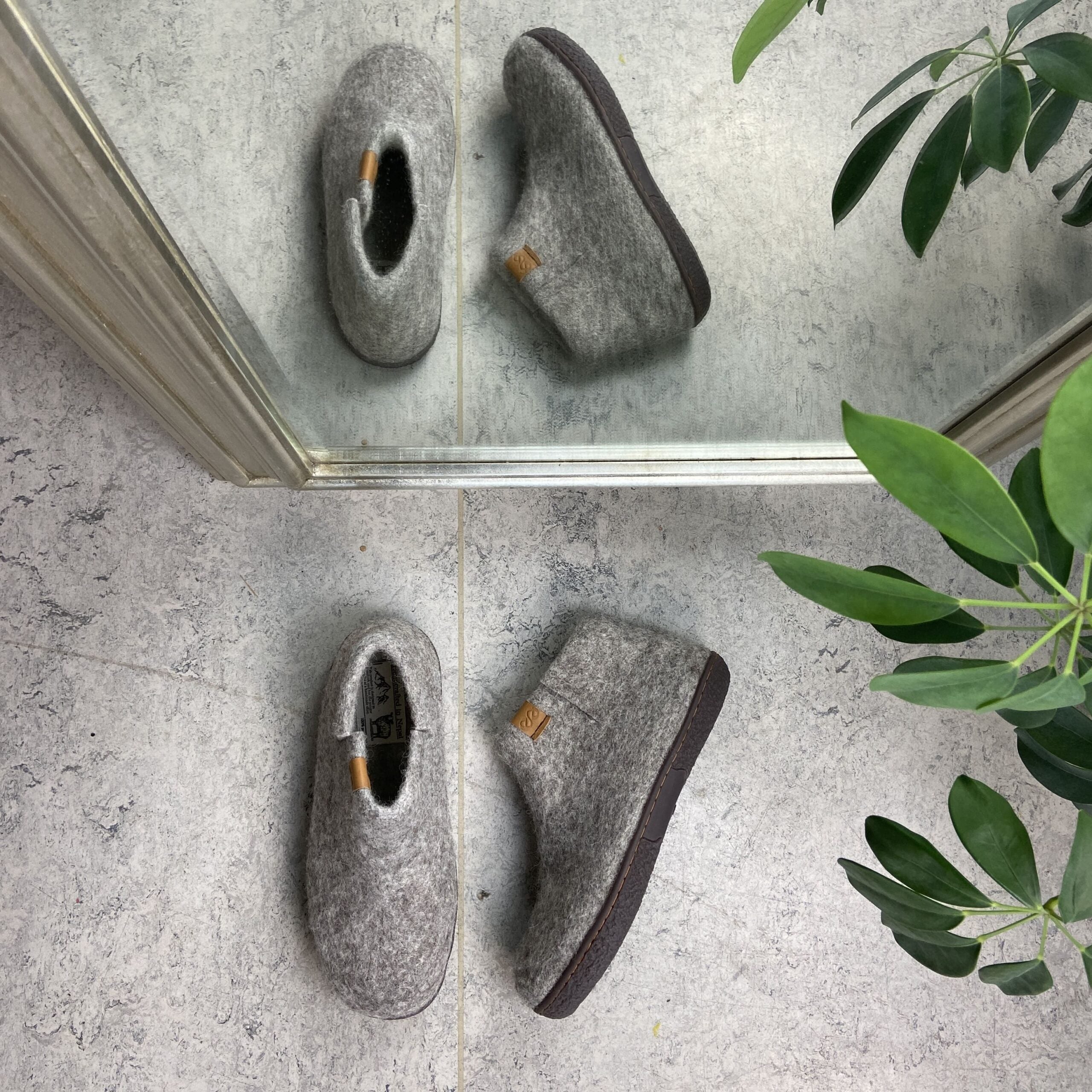 Høj lysegrå hjemmesko i uld med skridhæmmende såler fra Green Comfort