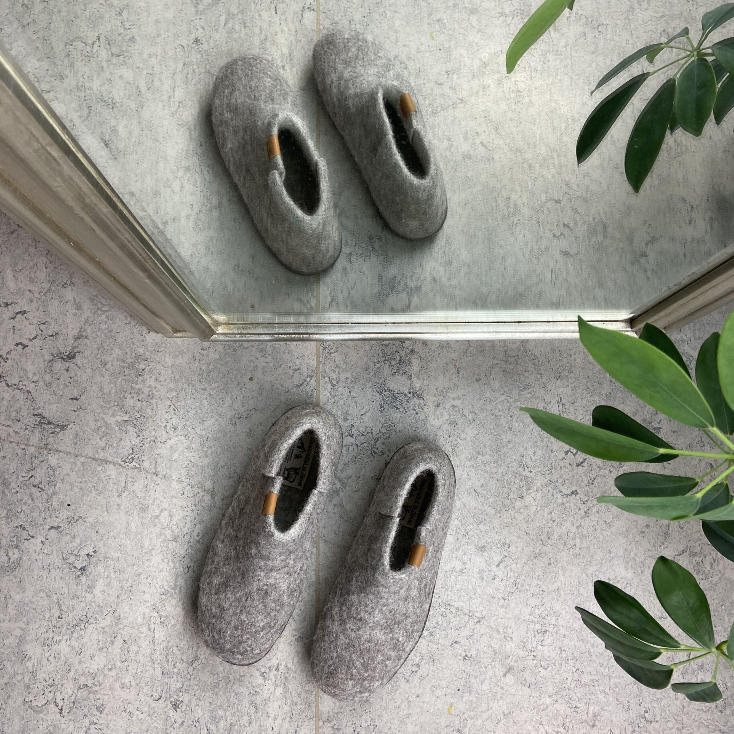 Høj lysegrå hjemmesko i uld med skridhæmmende såler fra Green Comfort