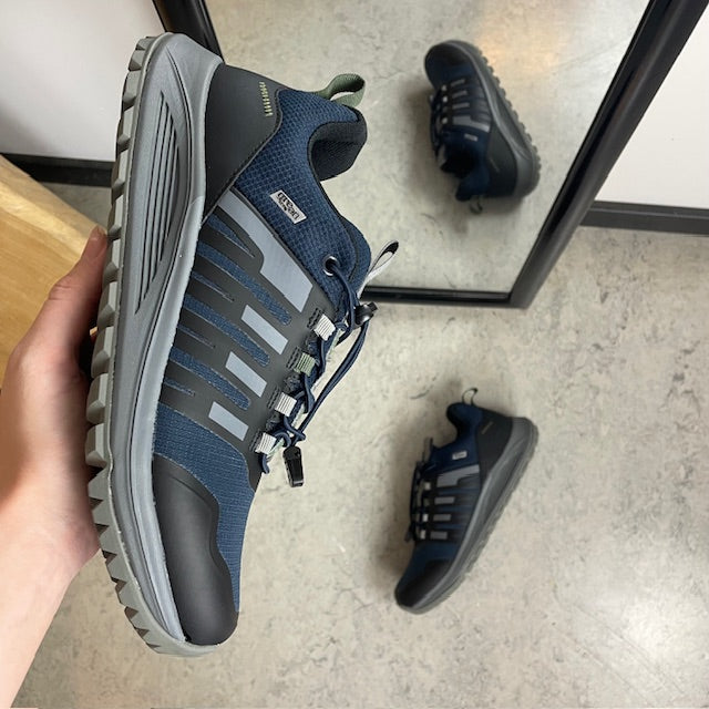 Vandtæt herre outdoorsko i navy med svangstøtte og bred pasform fra Green Comfort