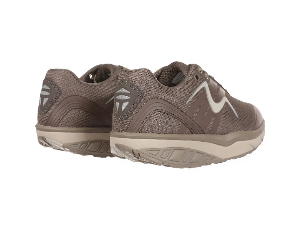 Leasha Oat sko fra MBT til dig der står og går meget