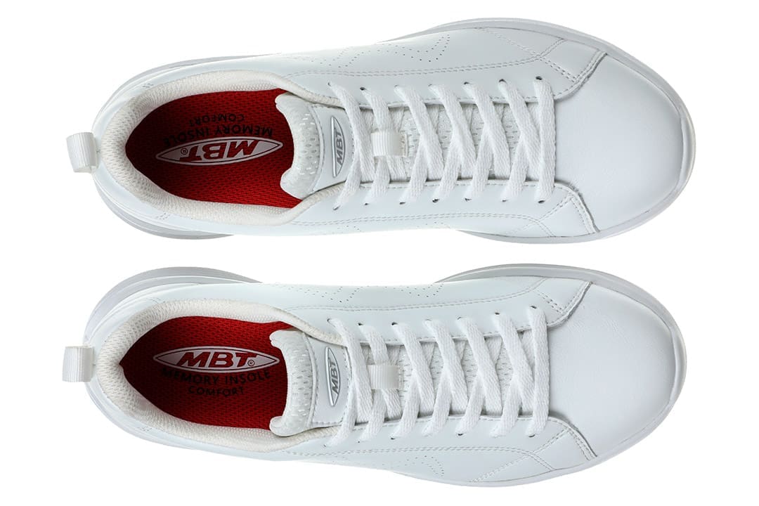 Hvide MBT Ren læder sneakers til mænd set fra oven med hvide snørebånd og rød indersål.