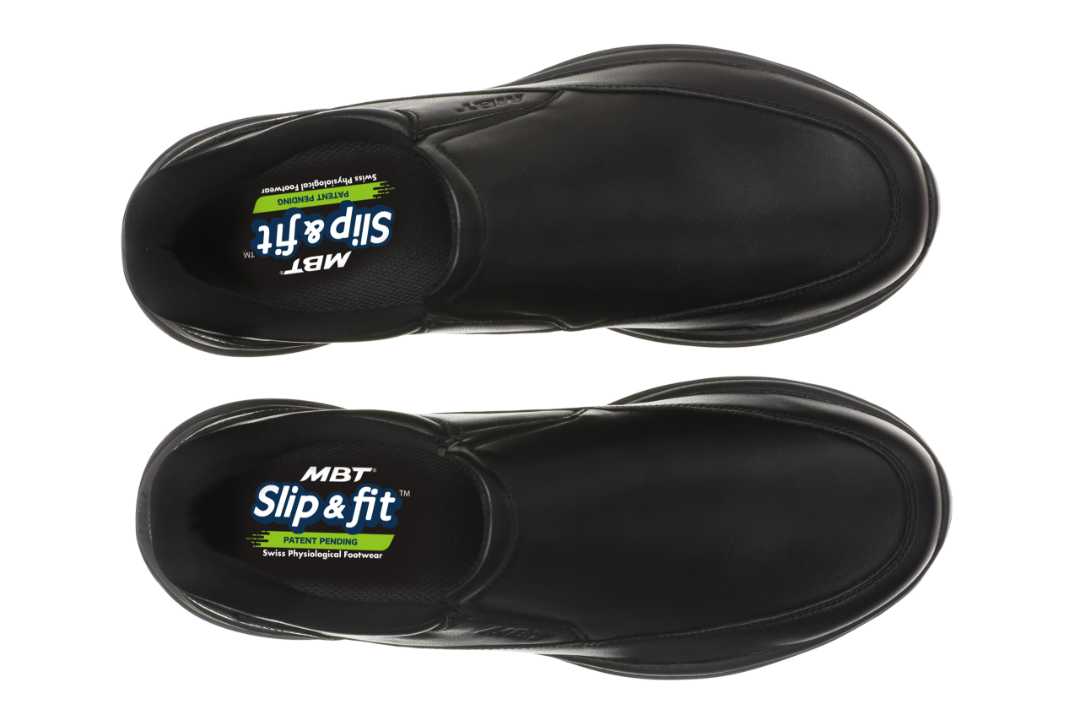Set oppefra af sorte MBT SF-2000 slip-on sko til mænd i læder med Modena-sål og Slip & Fit teknologi.
