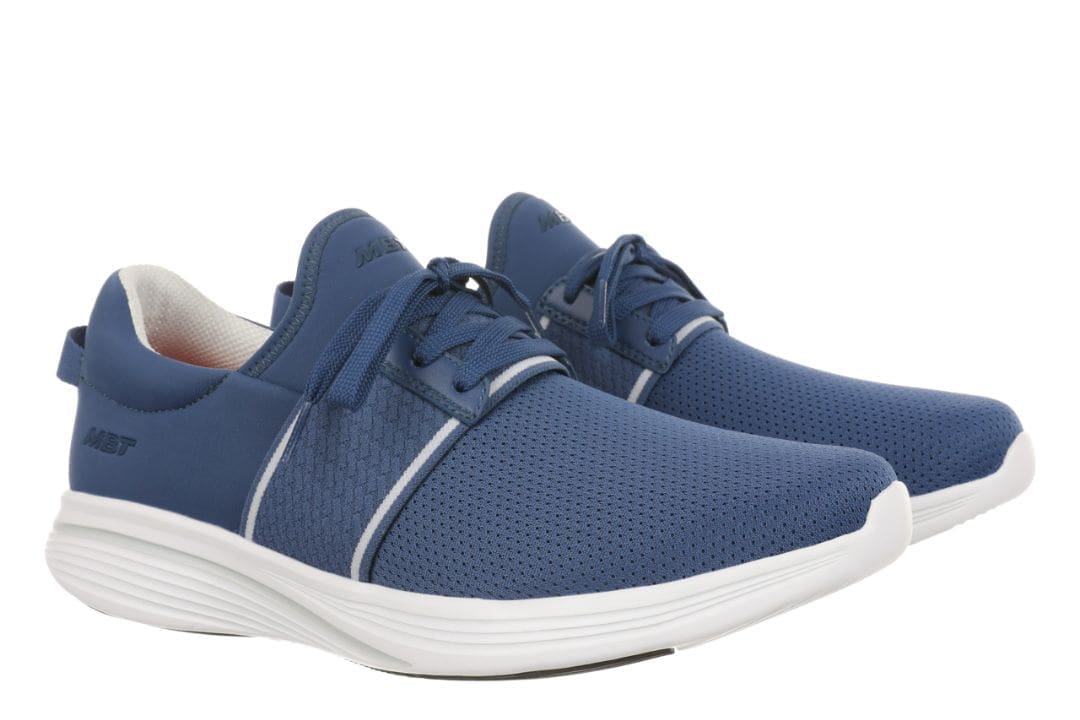 Blå MBT Tate herresko med hvid sål. Åndbar slip-on sneaker i mesh-materiale til hverdag og fritid.