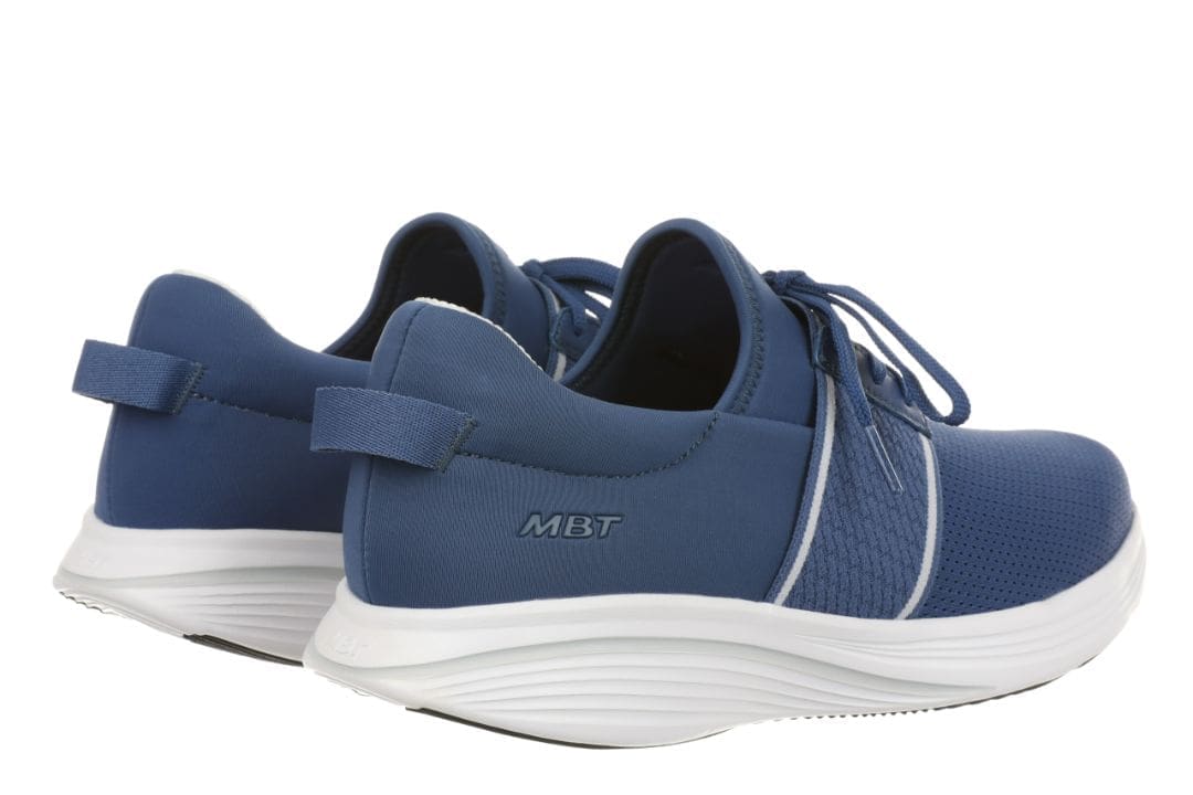 Blå MBT Tate herresko med hvid rullesål, mesh-overdel og slip-on design set fra siden.