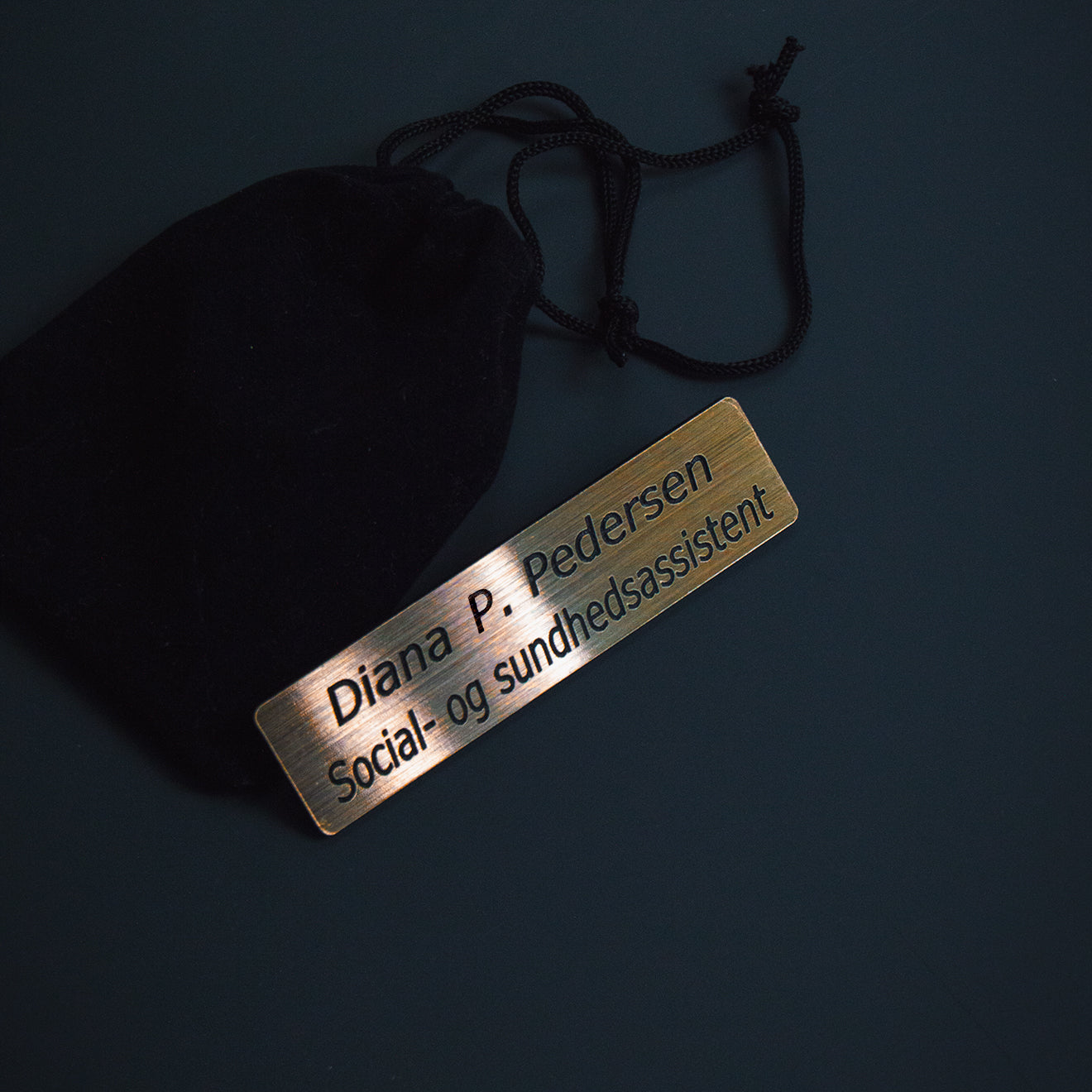 Navneskilt til kitlen, firkantet med afrundede kanter med nål