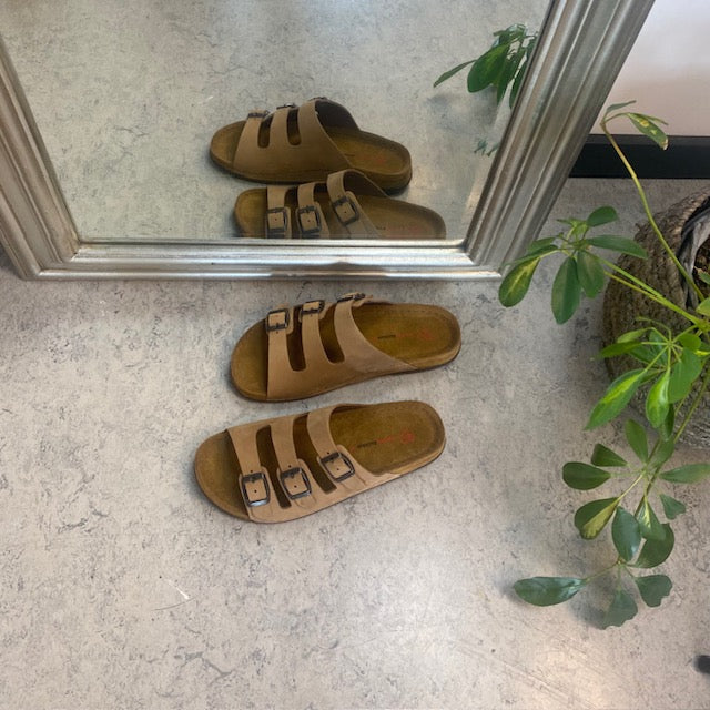 Brun slip on sandal i skind med smalle remme
