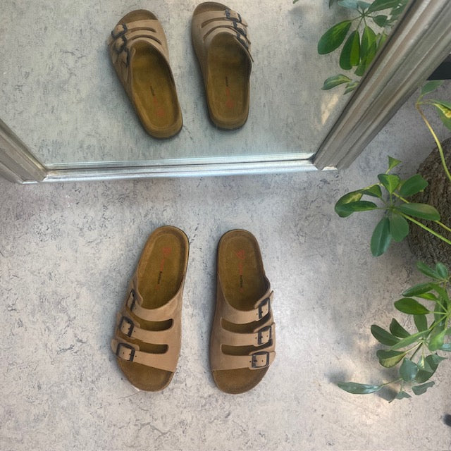 Brun slip on sandal i skind med smalle remme