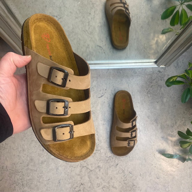 Brun slip on sandal i skind med smalle remme