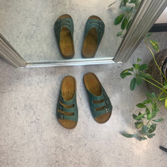 Olivengrøn slip on sandal i skind med smalle remme