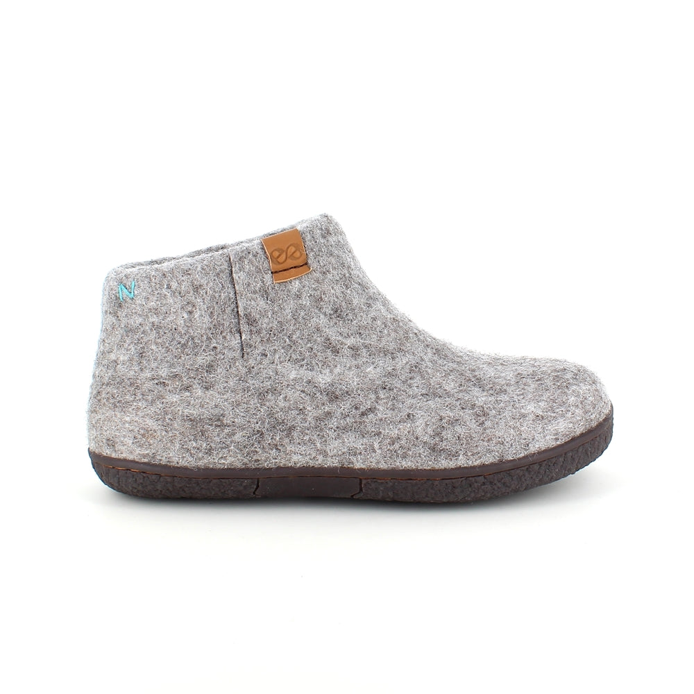 Høj lysegrå hjemmesko i uld med skridhæmmende såler fra Green Comfort