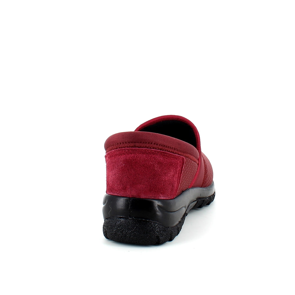 Fleksibel sko med skridhæmmende såler