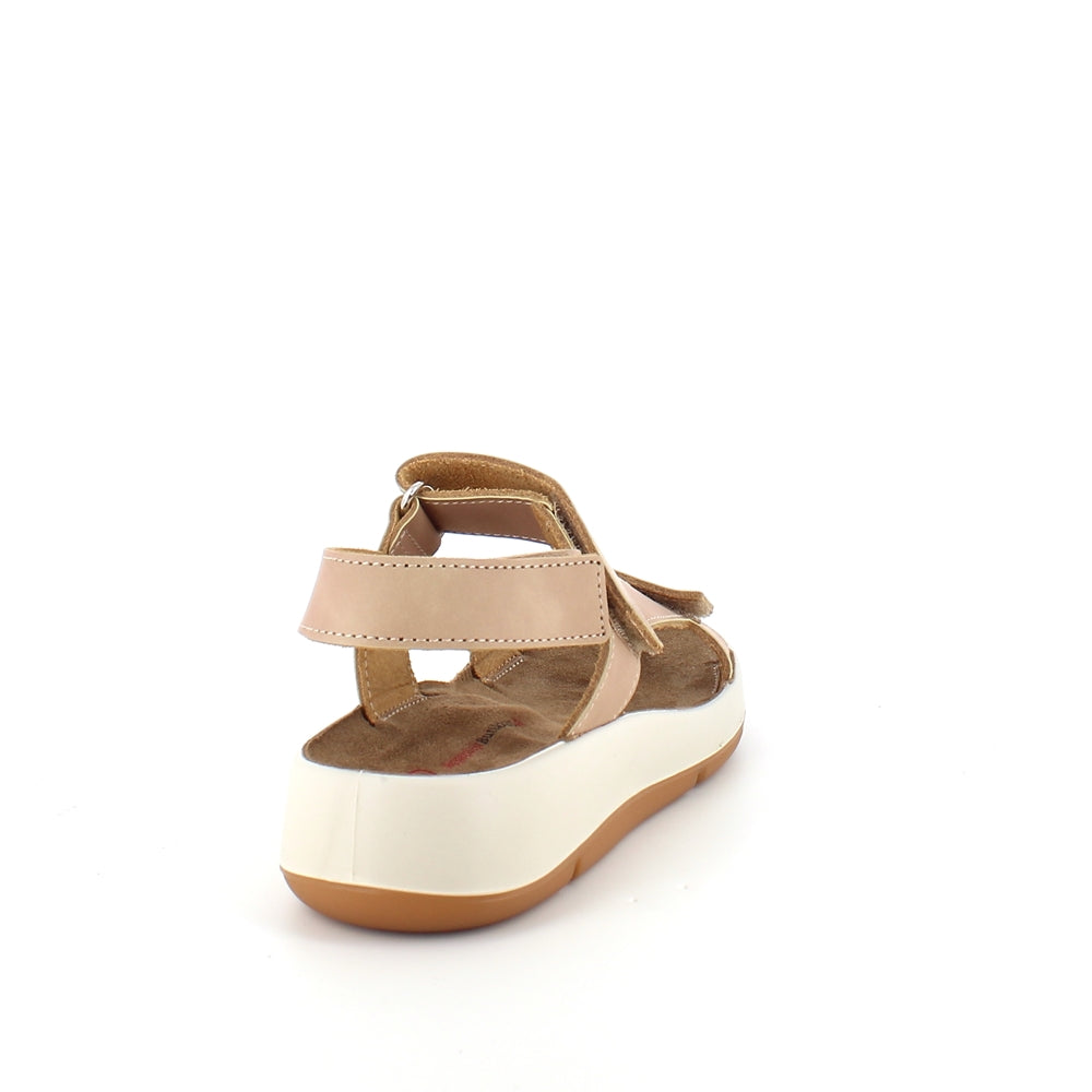 Beige skindsandal med tre indstillelige remme og svangstøtte