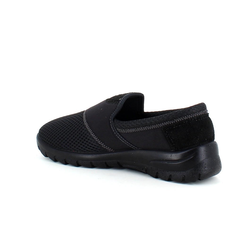 Sort fleksibel sko med skridhæmmende såler
