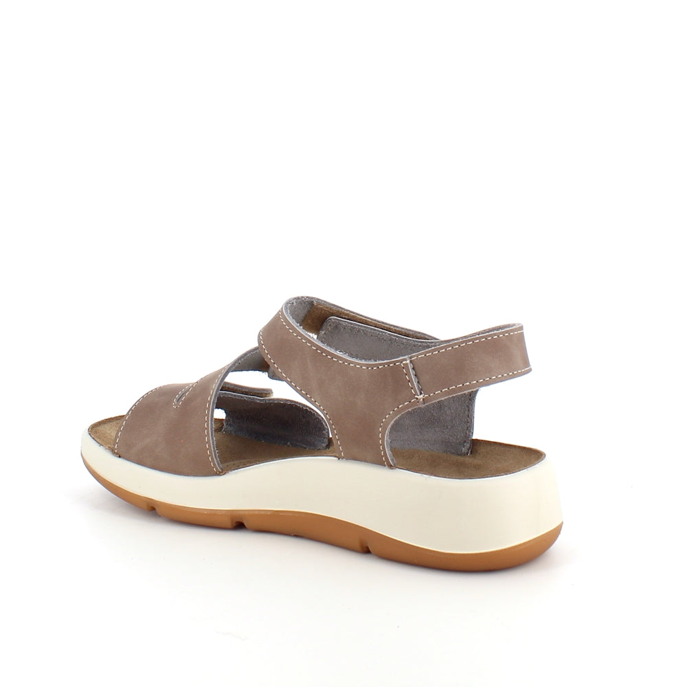Elegant brun skindsandal med justerbare remme
