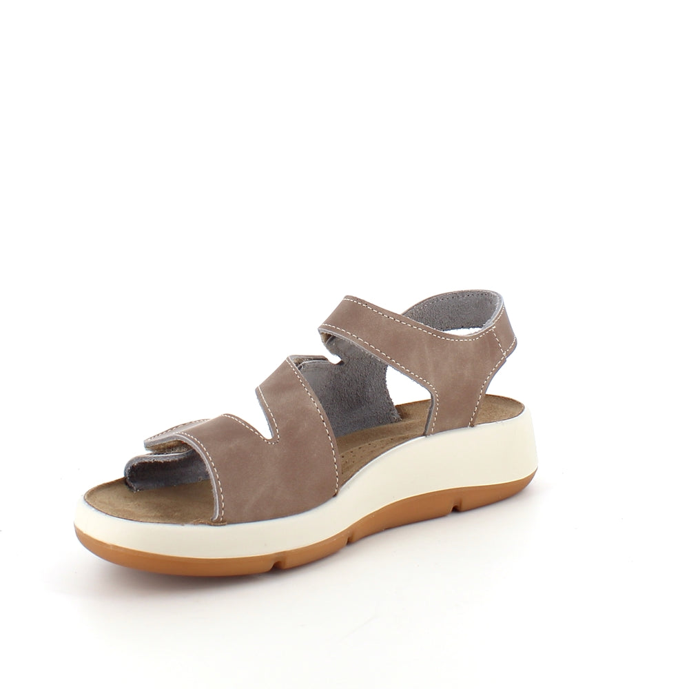 Elegant brun skindsandal med justerbare remme