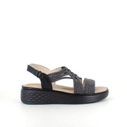Sort sandal med elastiske remme og stødabsorberende sål