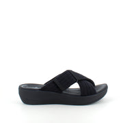 Clarks Wave D slip on sandal i sort – blød komfort & stabil støtte