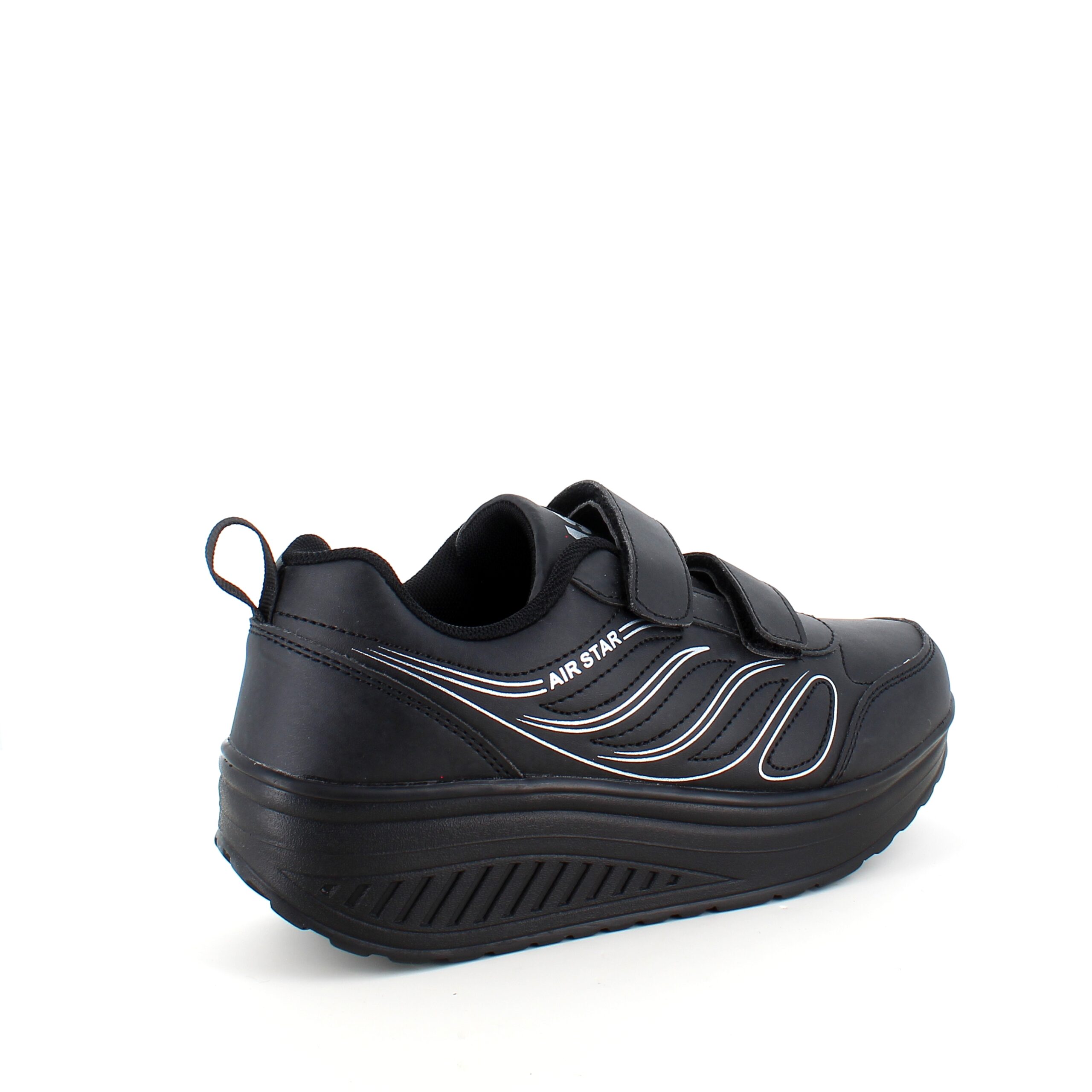 Sort sportssko med velcrolukning og gængesål.