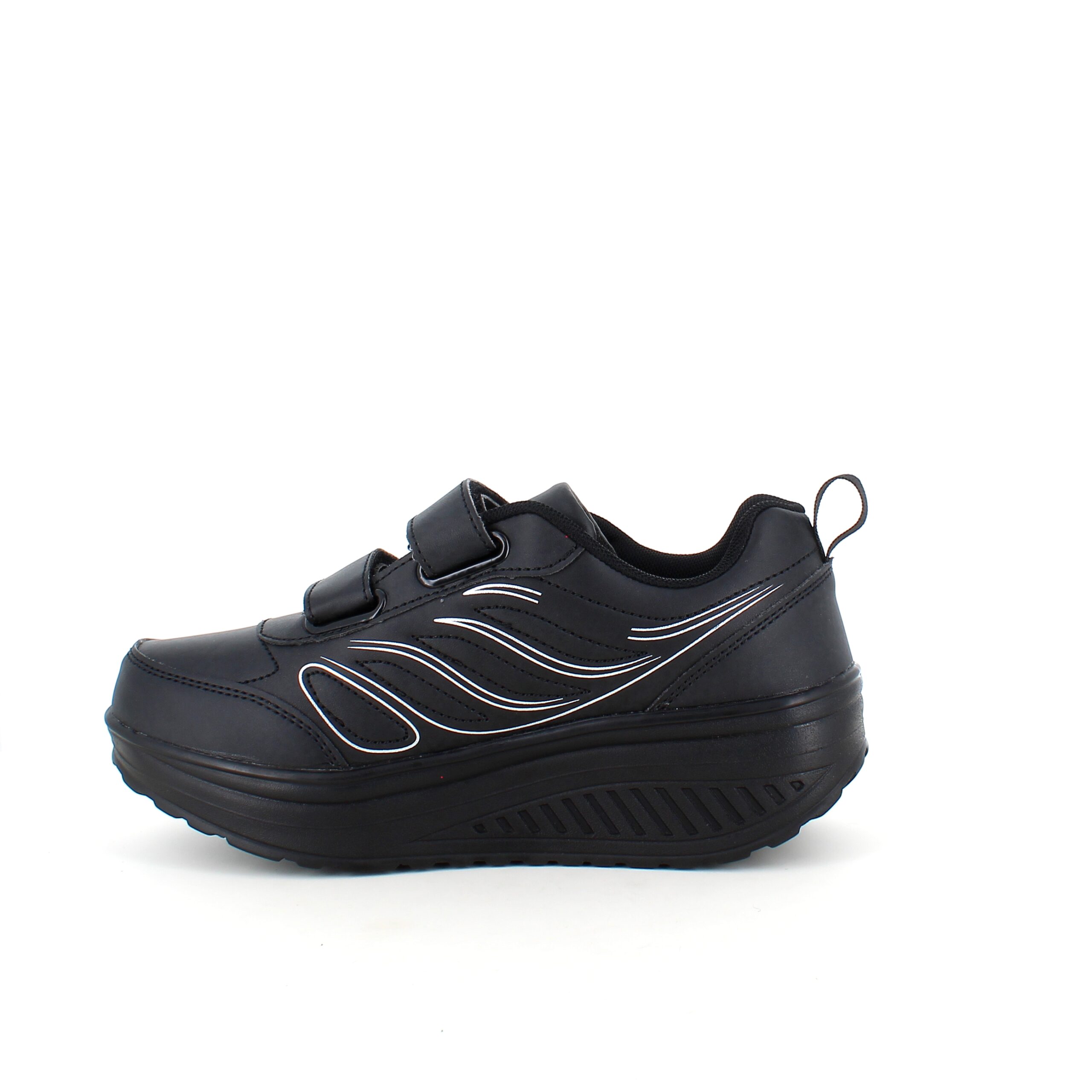 Sort sportssko med velcrolukning og gængesål.