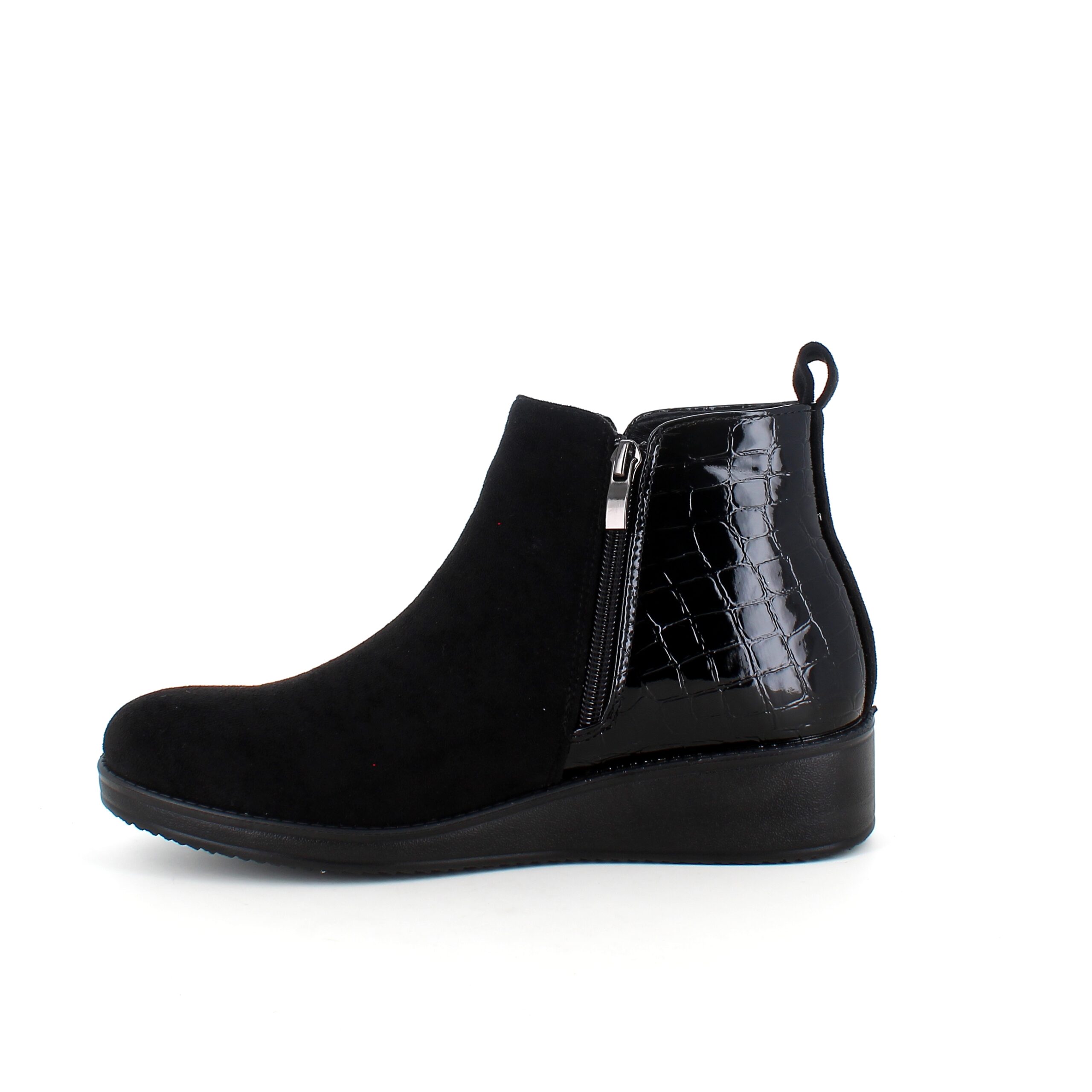 Kort sort støvle med lakdetaljer ved hælen