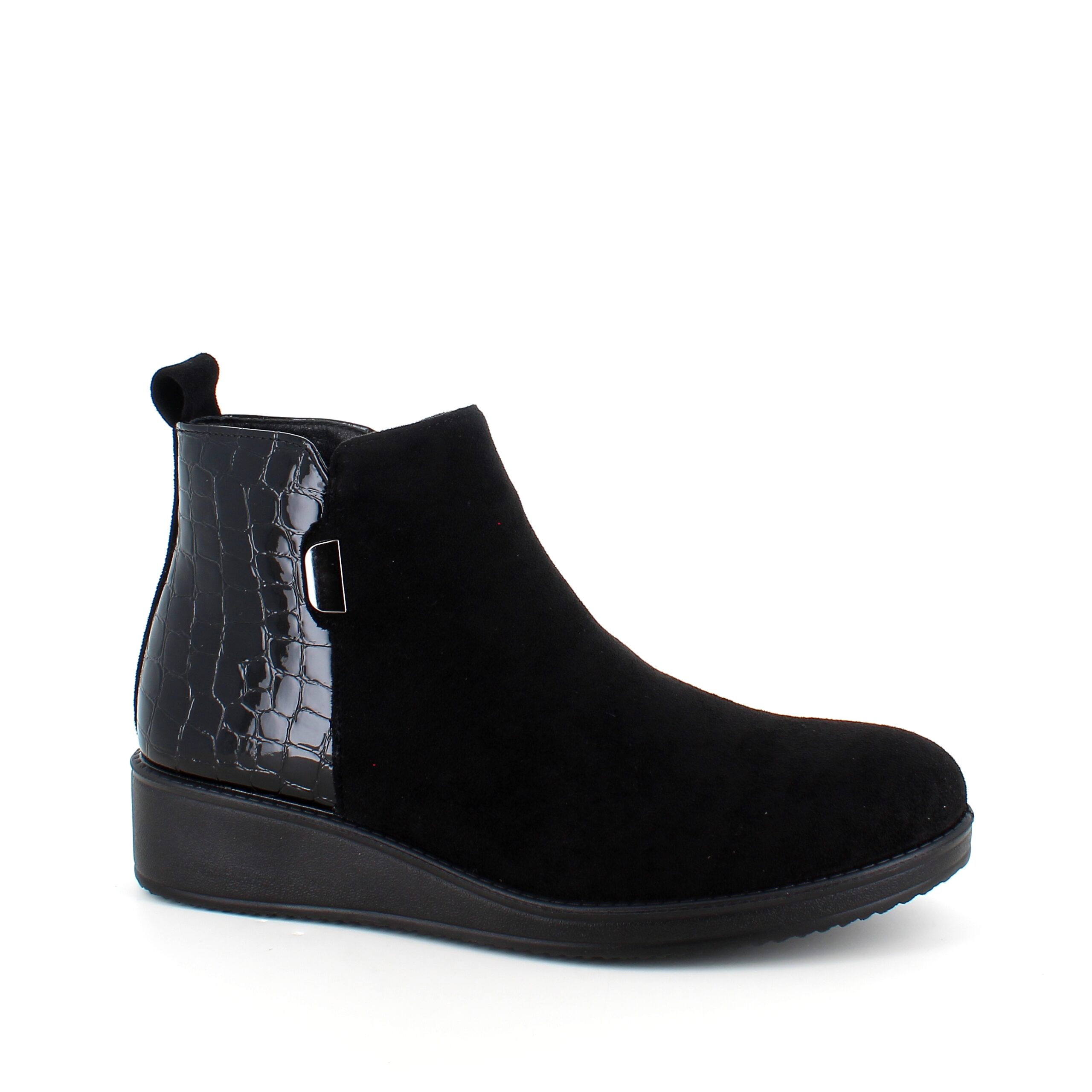 Kort sort støvle med lakdetaljer ved hælen