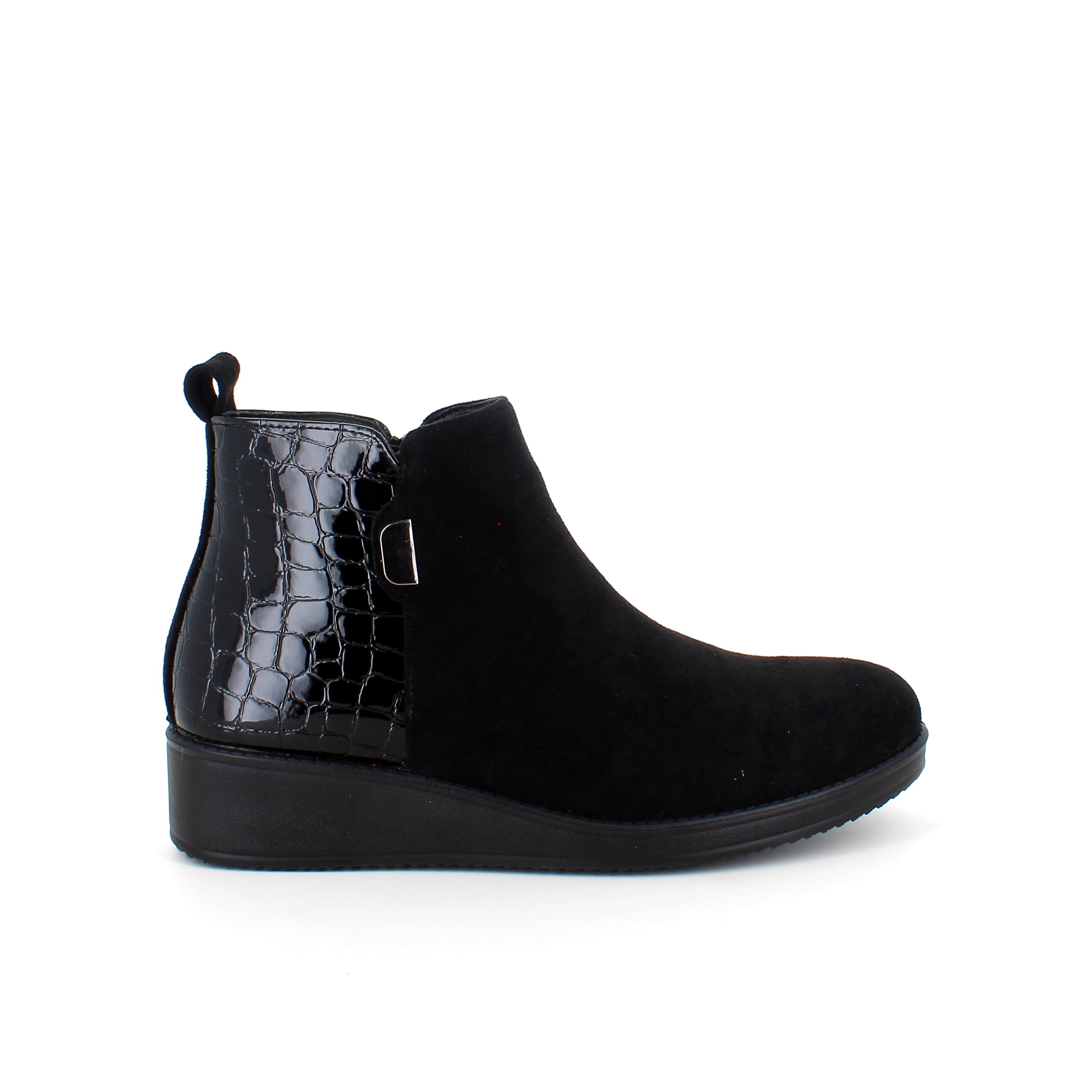 Kort sort støvle med lakdetaljer ved hælen