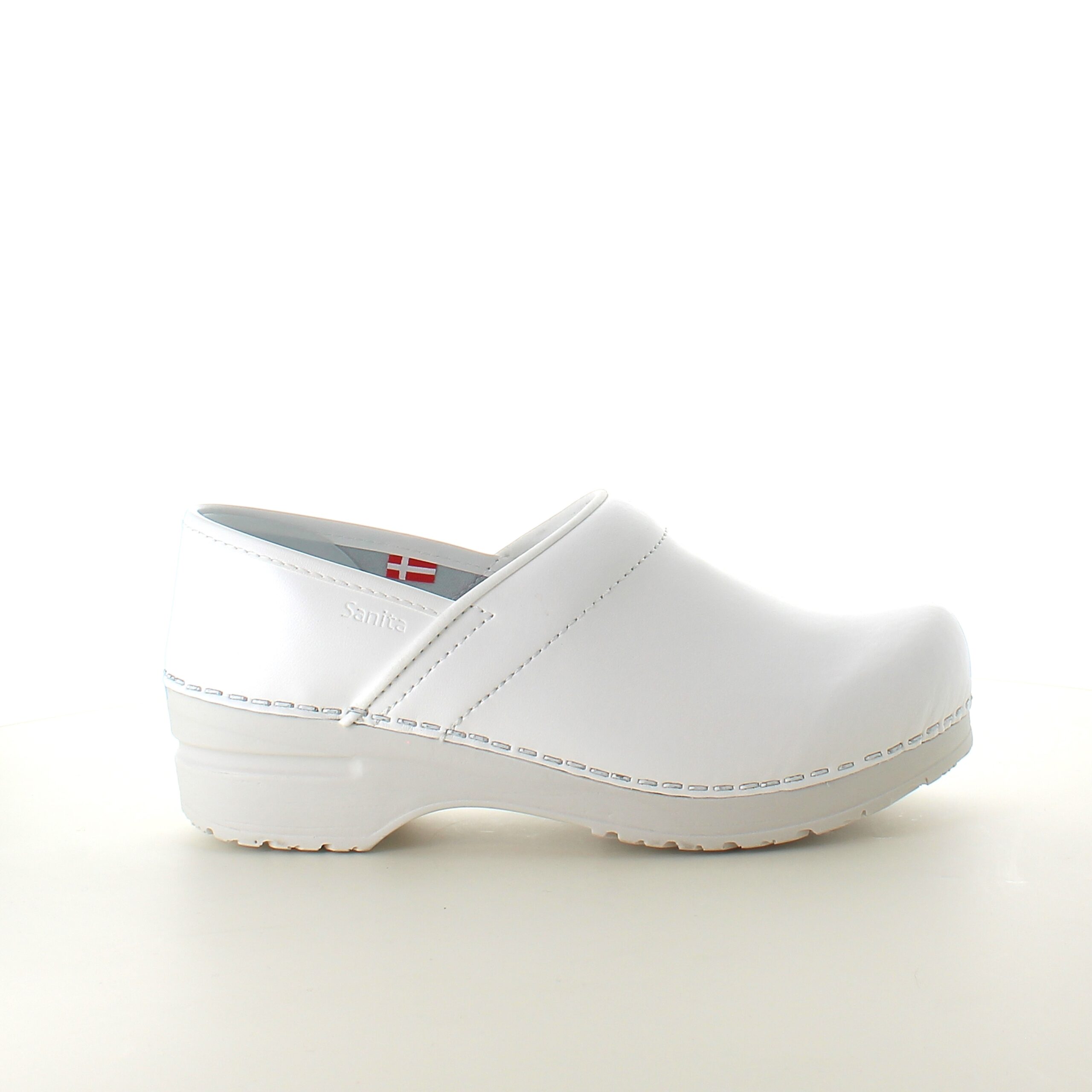 Hvid fleksibel Sanita-træsko med hælkappe.