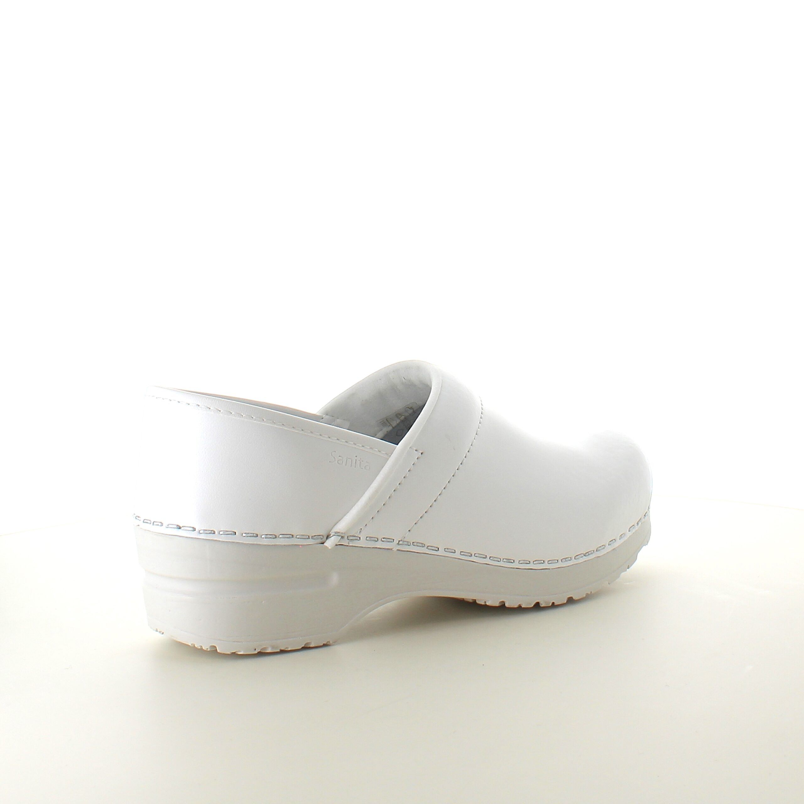 Hvid fleksibel Sanita-træsko med hælkappe.
