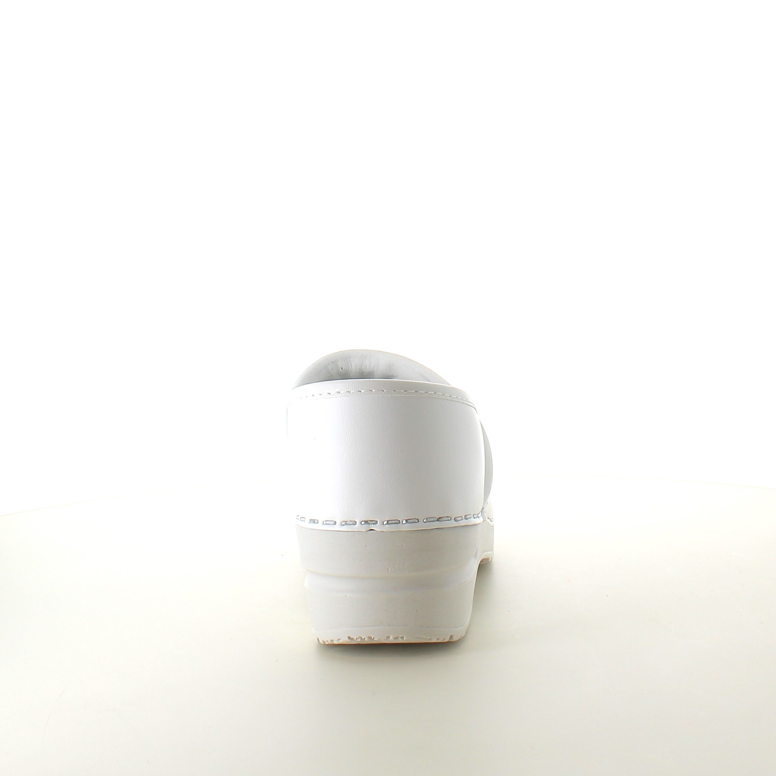 Hvid fleksibel Sanita-træsko med hælkappe.