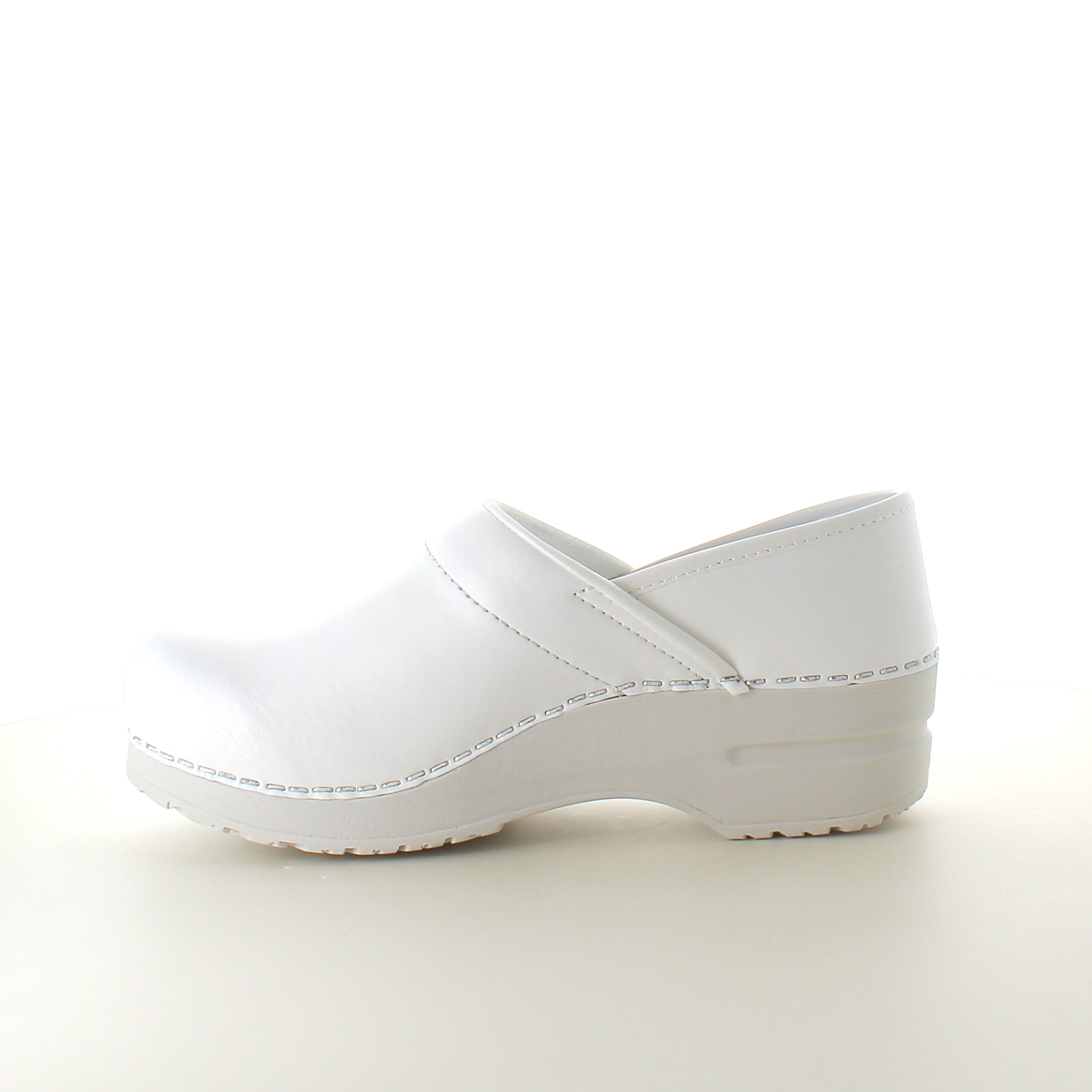 Hvid fleksibel Sanita-træsko med hælkappe.