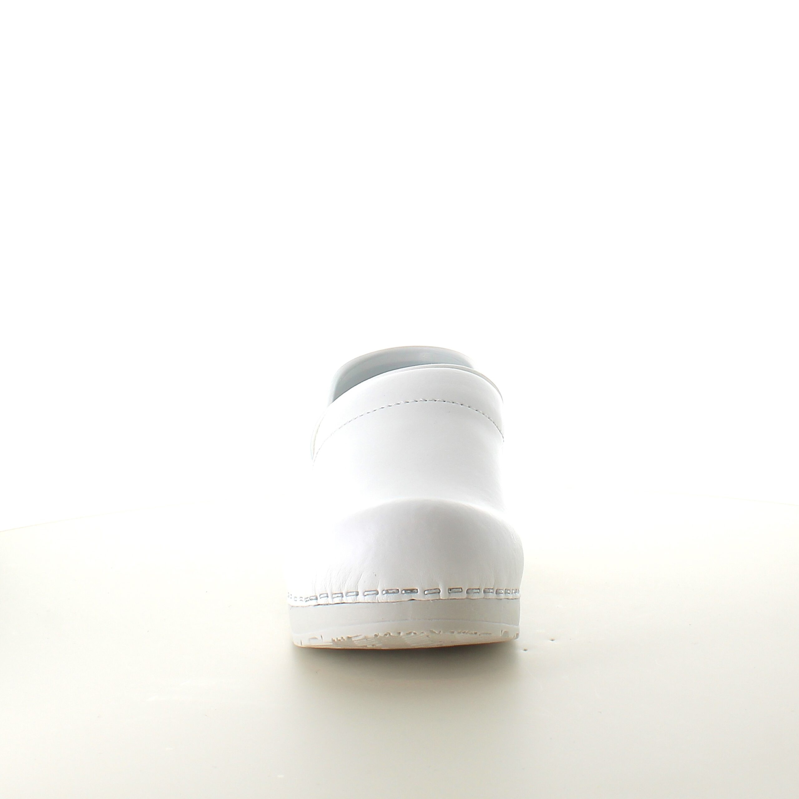 Hvid fleksibel Sanita-træsko med hælkappe.