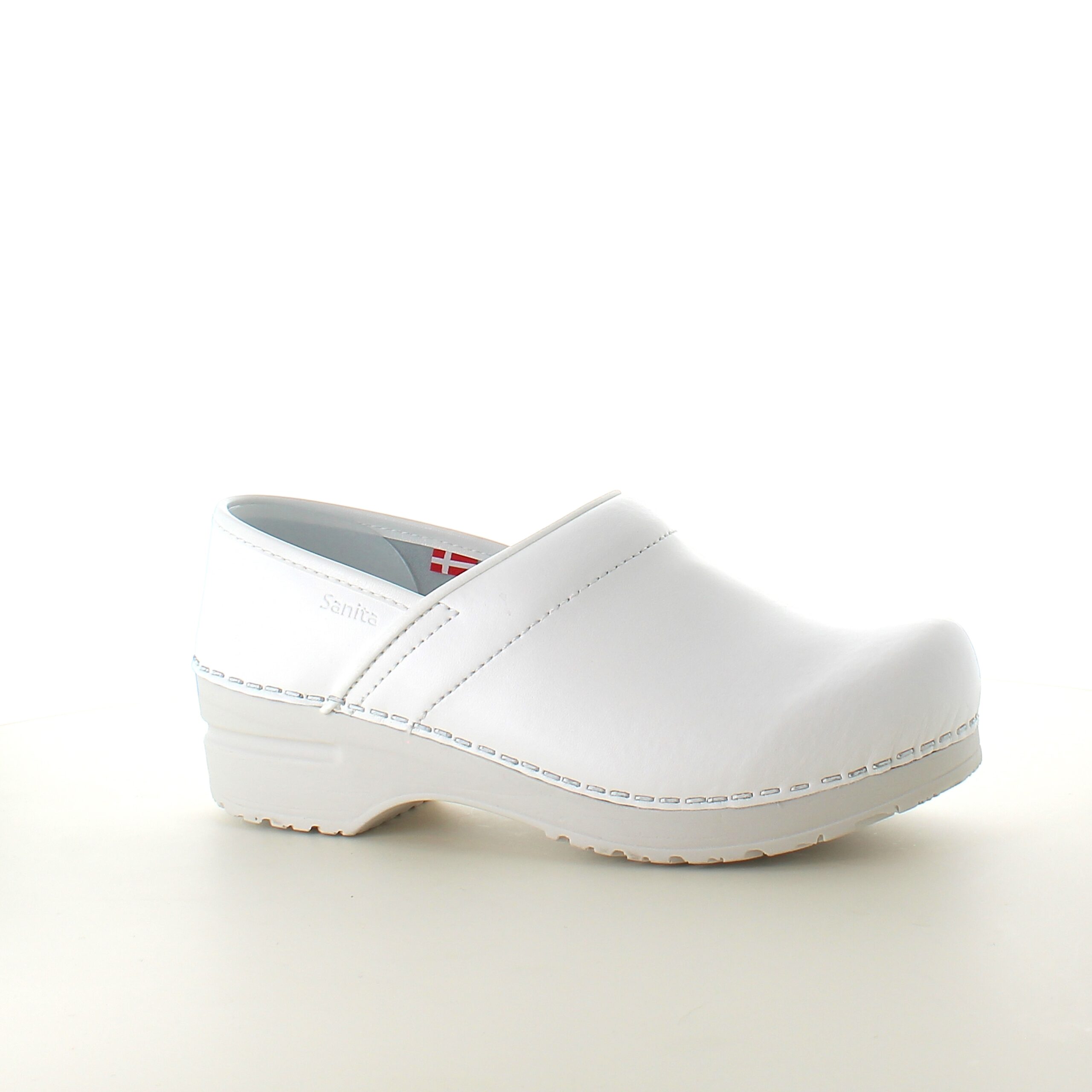 Hvid fleksibel Sanita-træsko med hælkappe.