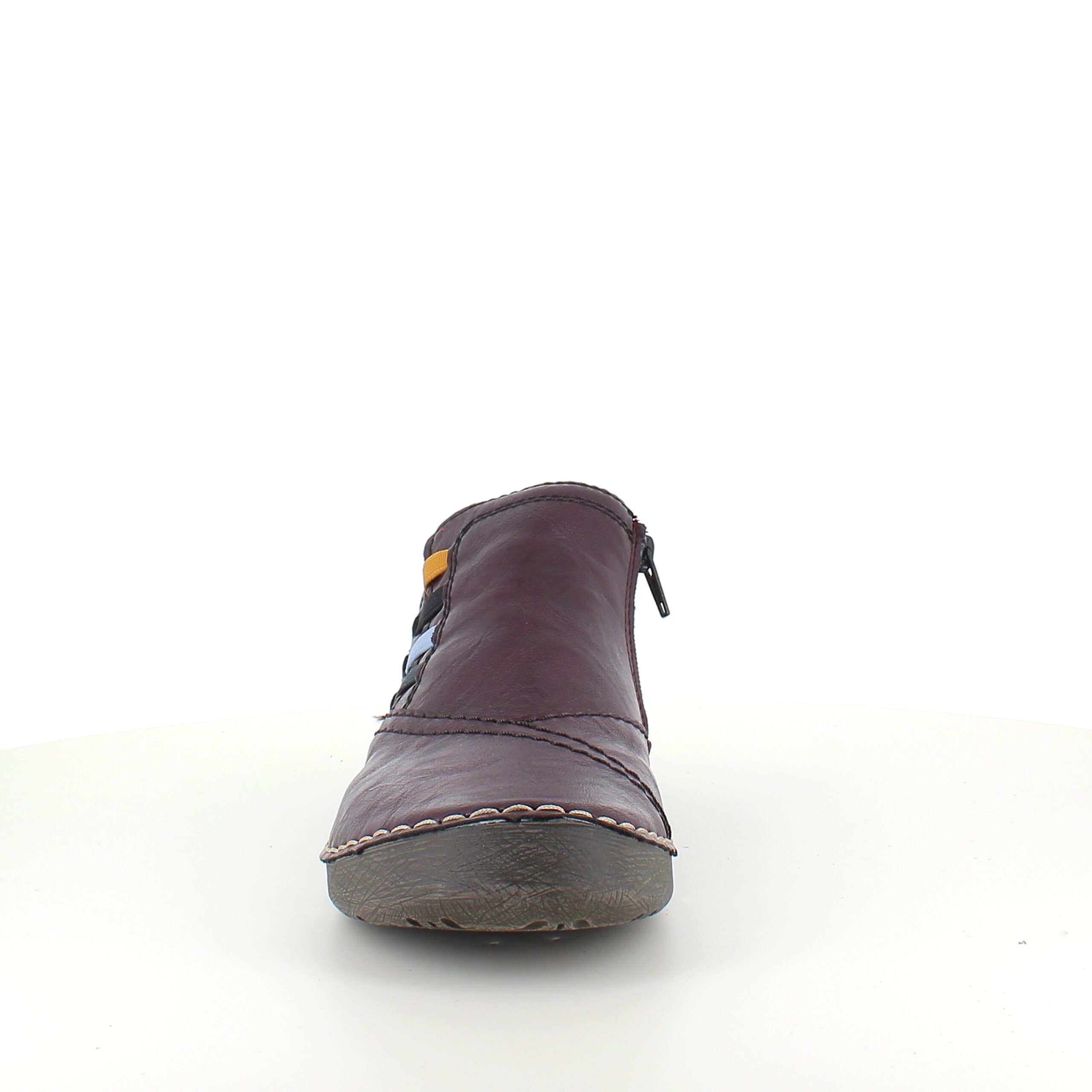 Kort bordeuxfarvet støvle fra Rieker med flotte detaljer