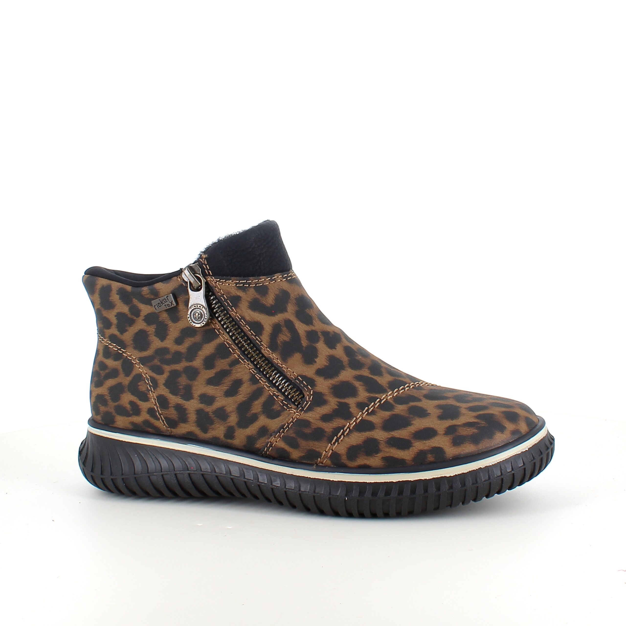 Kort støvle fra Rieker med leo print og let for