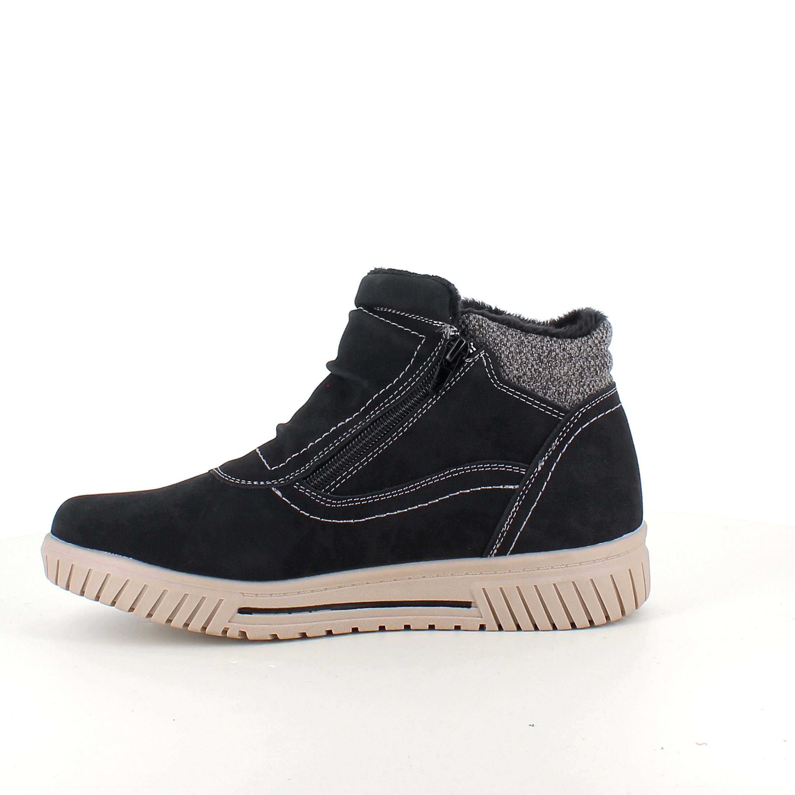 Kort foret vinterstøvle i sort med dobbelt lynlås