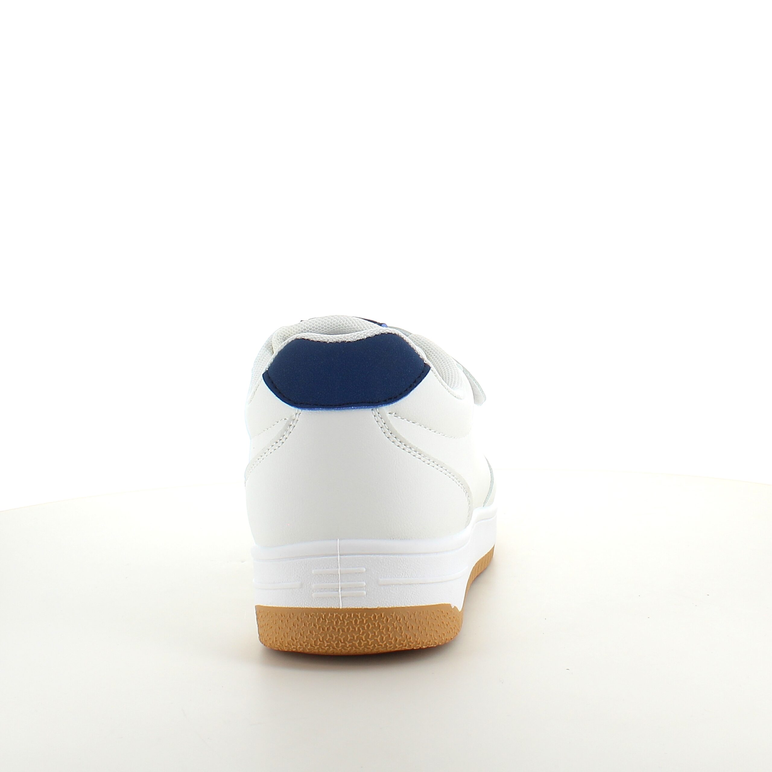 Hvid sko med velcroremme og ekstra stødabsorbering i hælen