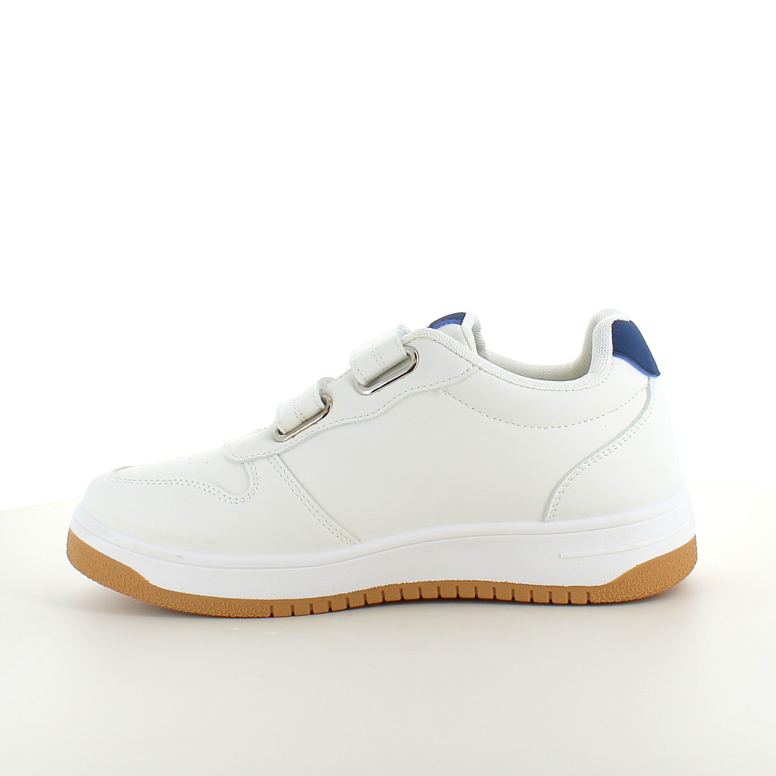 Hvid sko med velcroremme og ekstra stødabsorbering i hælen