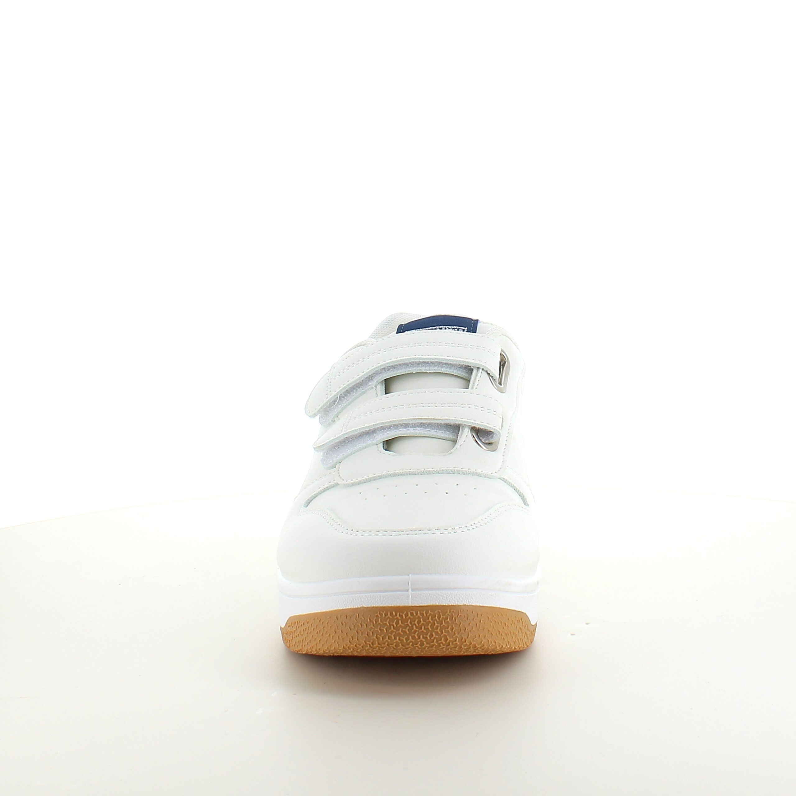 Hvid sko med velcroremme og ekstra stødabsorbering i hælen